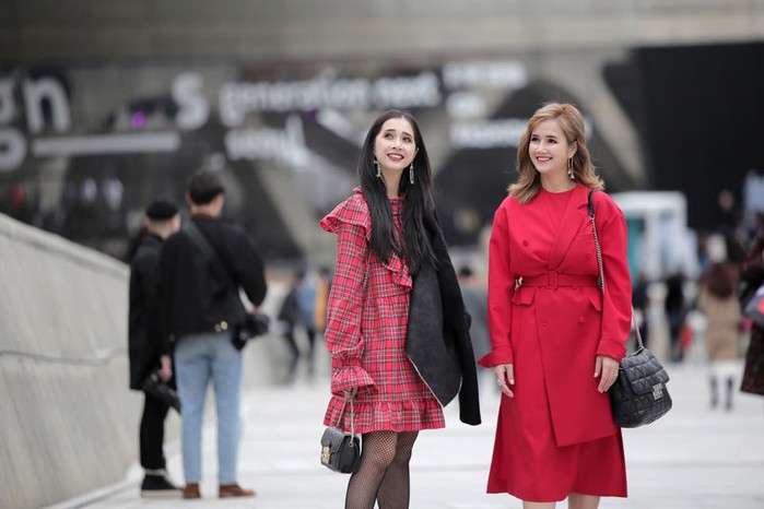 
Được biết, đây là lần đầu tiên 2 chị em đến với Seoul Fashion Week, "được xem các tín đồ thời trang đầu tư tỉ mỉ từng set đồ và từng phụ kiện, vô cùng đẹp, quá chất" nên cả 2 chị em đều rất thích thú.