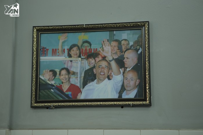 
Hình ảnh Tổng thống Obama vẫy tay chào người dân trước quán bún chả được chủ quán in ra và treo lên 