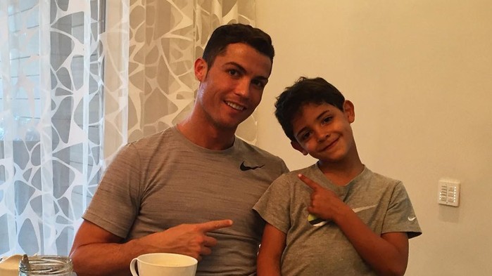 
Hai cha con nhà Ronaldo cực kì thân thiết và tình cảm.