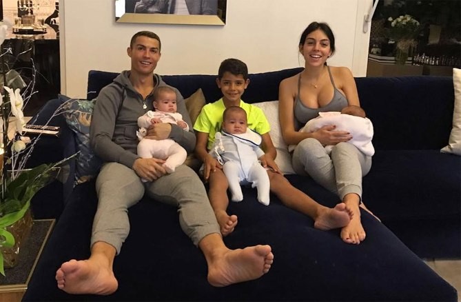 
Gia đình hạnh phúc của ngôi sao bóng đá người Bồ Đào Nha này khiến cả thế giới phải ngưỡng mộ.