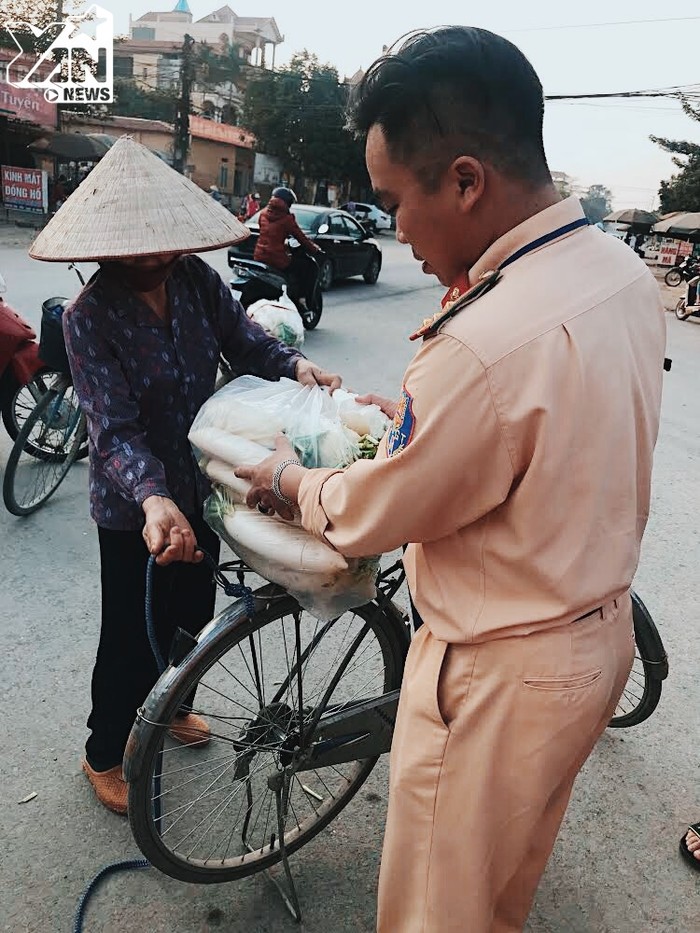 
Đội CSGT số 11 thu mua củ cải tại xã Tráng Việt...