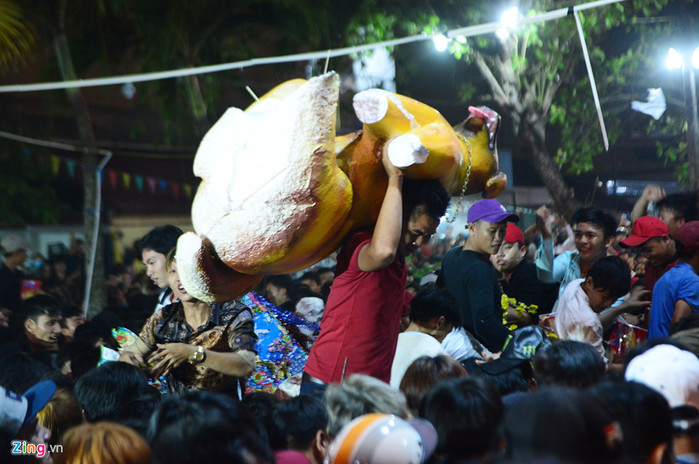 
Vào giữa đêm ngày 16 tháng giêng, hàng nghìn người xô đổ hàng rào để vào bên trong khuôn viên lễ cúng ông Tiêu (huyện Châu Thành, Long An) để giành đồ cúng mang về nhà cầu lộc, may mắn đầu năm (Ảnh: Zing.vn)