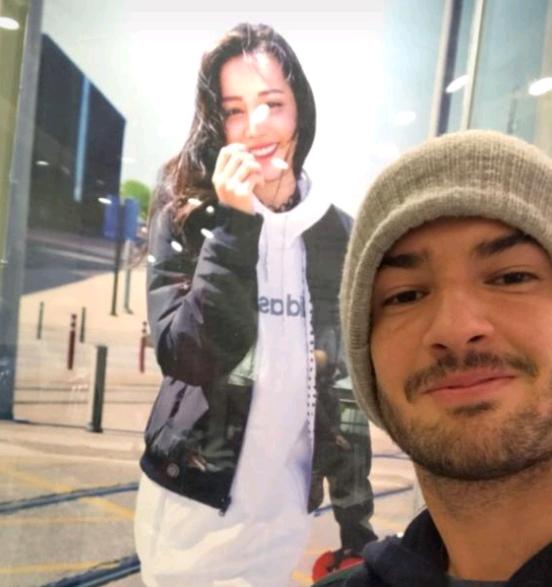 
Alexandre Pato khoe ảnh mình chụp cùng Địch Lệ Nhiệt Ba trong tấm quảng cáo lên Instagram.