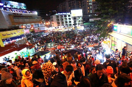 
Du khách đông nghẹt tại chợ đêm Đà Lạt
