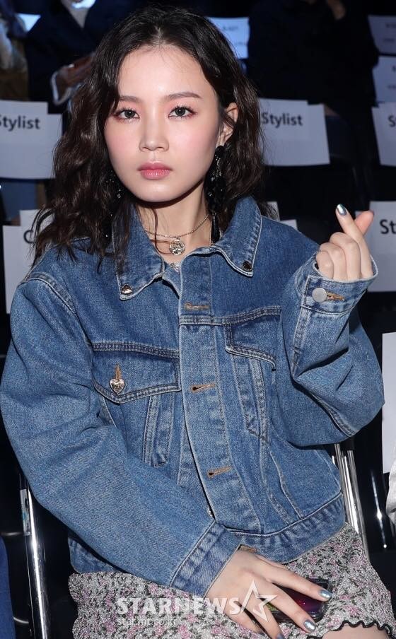 
Lee Hi nữ tính tại Tuần lễ thời trang Seoul 2018.