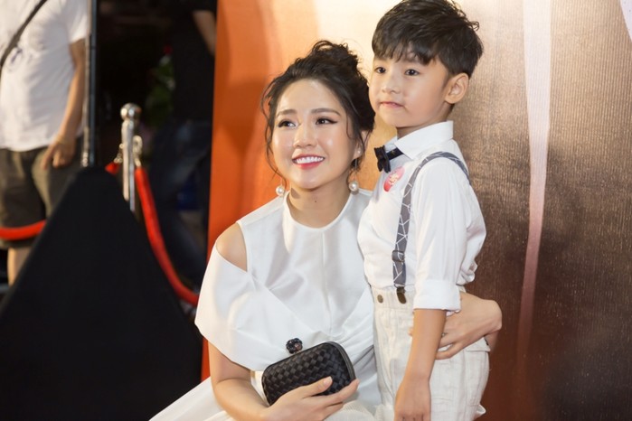 
Hai "mẹ con" nhân vật Mi Trần và Phương Đông cùng nhau chụp ảnh.