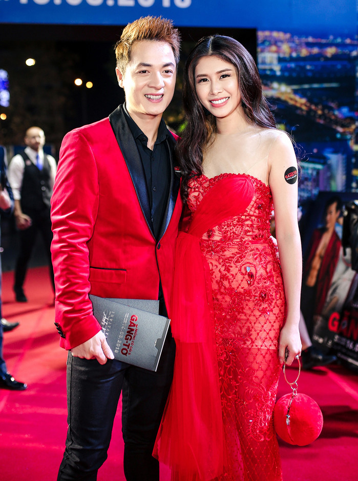 
Ca sĩ Đăng Khôi và vợ cùng diện đồ đôi với tông màu đỏ.