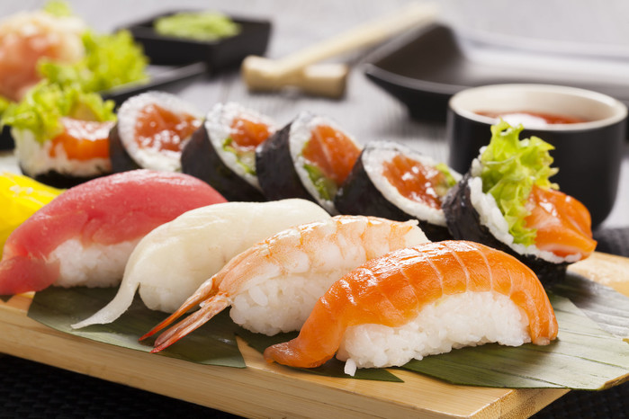 
Những thức ăn tái sống như sushi cần được kiêng kị.