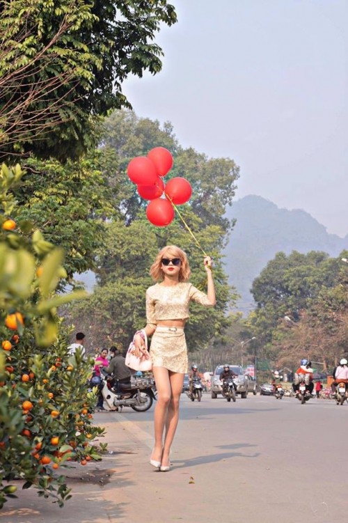 
Tùng make up thành Taylor Swift dạo chơi trên phố Việt vào Tết 2018 vừa qua