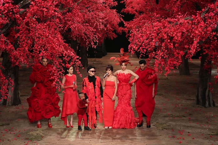 
Show diễn kỷ niệm của NTK Đỗ Mạnh Cường vào dịp gần cuối năm ngoái với concept rừng cây hoa đào đỏ.