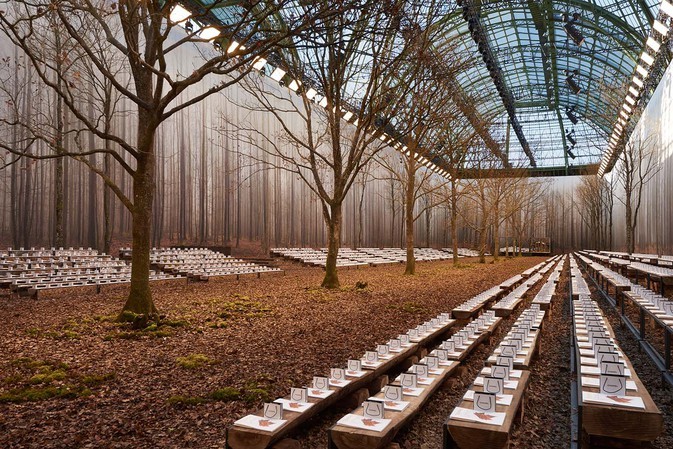
Không chỉ dựng loạt cây hoành tráng trong một khuôn viên nhà kính, Chanel còn phủ xung quanh khung tranh tạo chiều sâu cho khu rừng.