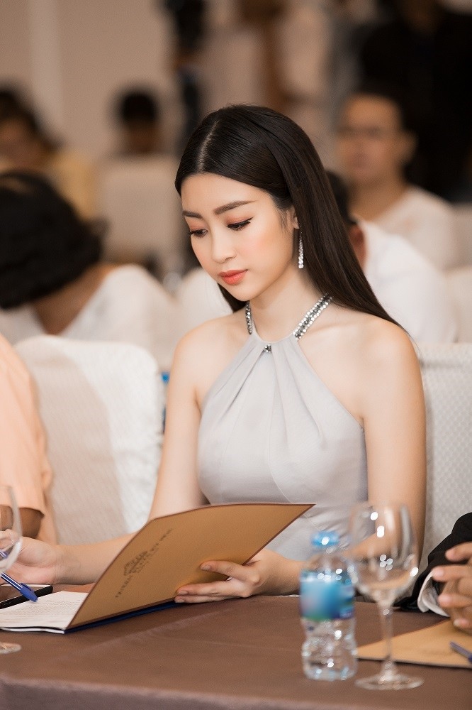 
Với sự tinh tế của mình, Đỗ Mỹ Linh cũng tiết chế trang sức cũng như kiểu tóc và lối trang điểm để toát lên vẻ đẹp sang trọng nhất của Hoa hậu Việt Nam 2016.