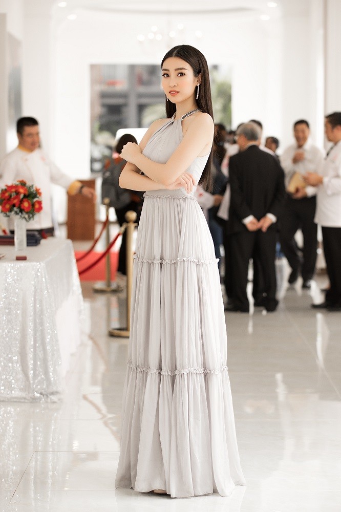 
Không quá cầu kì hay kiểu cách, mỹ nhân tinh tế chọn một chiếc váy thiết kế với gam màu nhẹ nhàng, dịu mắt của NTK Lê Thanh Hòa.