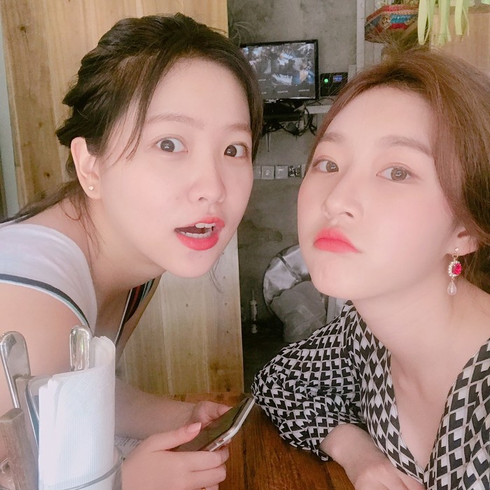 Chụp ảnh với cô bạn hơn 1 tuổi Yeri (Red Velvet), Sae Ron cũng quyến rũ hơn hẳn.