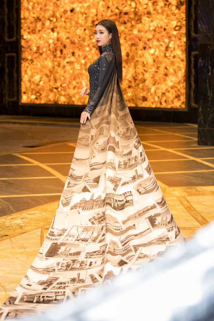 Hoa hậu Đỗ Mỹ Linh gây sốc khi diện bộ áo dài 10m 