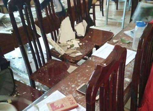 
Hình ảnh tại phòng học lớp 12A12 trường THPT Trần Nhân Tông sau vụ sập vữa trần nhà ngày 20/3. 