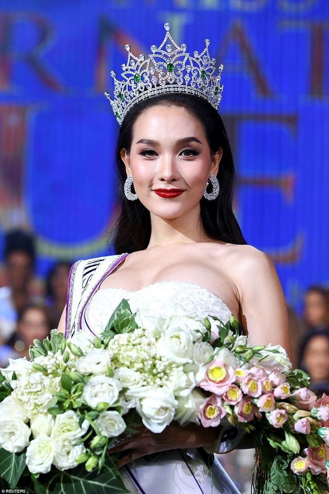 
Đương kim Hoa hậu Chuyển giới Quốc tế 2016 Jiratchaya Sirimongkolnawin được ngưỡng mộ nhờ vẻ ngoài thanh tú, quyến rũ đầy nữ tính.