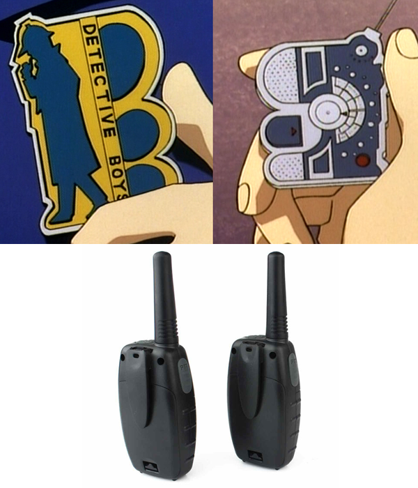 
Huy hiệu thám tử giống với những chiếc máy bộ đàm walkie-talkie trong thực tế.