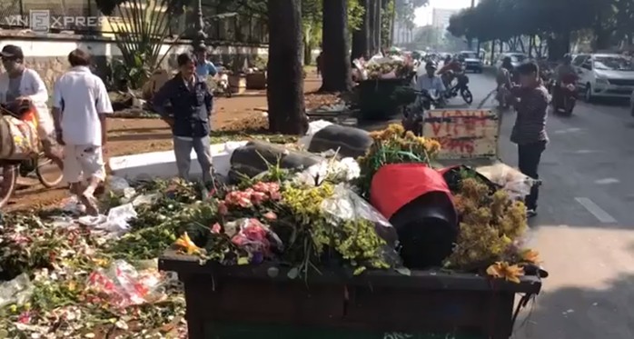 
Lượng hoa bị vứt bỏ đầy kín cả một xe rác (Ảnh chụp màn hình)