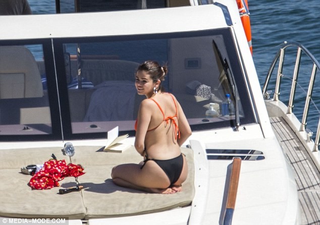 Hậu tin đồn chia tay Justin, Selena diện bikini lộ thân hình 