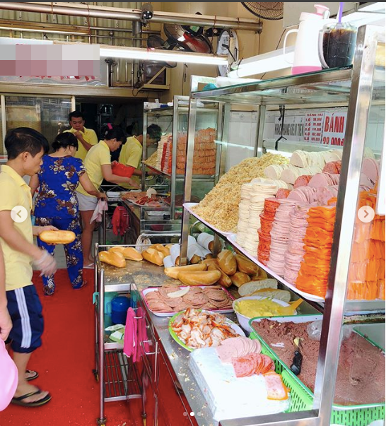 Chồng khoe ảnh mua bánh mì tại Sài Gòn, Hồ Hạnh Nhi gửi lời nhắn đáng yêu đến fan Việt