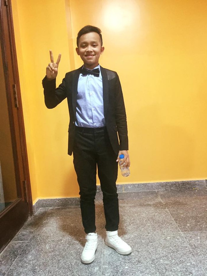 
Sau khi giành chức quán quân Vietnam Idol Kid 2016, Hồ Văn Cường được Phi Nhung nhận làm con nuôi. Cũng từ đây, cuộc sống của cậu bé 13 tuổi đã thực sự đổi đời. Gia đình cậu chuyển lên TP.HCM. Hồ Văn Cường cũng chuyển trường lên đây học tập.