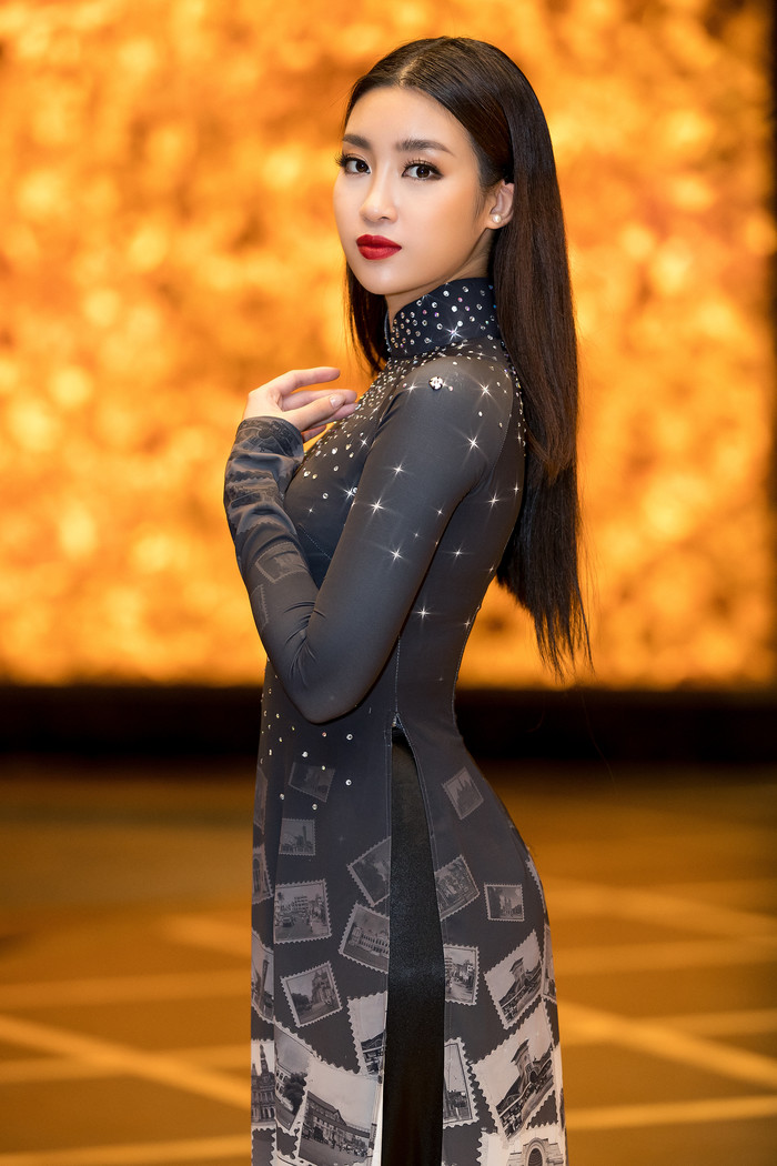 Hoa hậu Đỗ Mỹ Linh gây sốc khi diện bộ áo dài 10m 