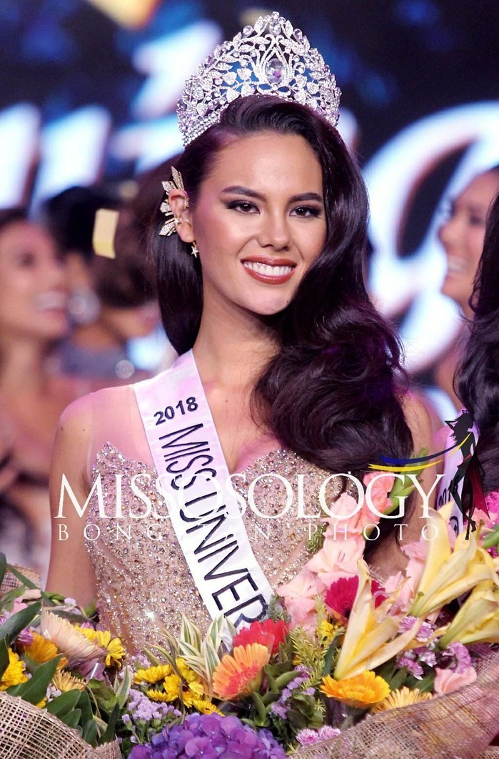 
Không chỉ đăng quang ngôi vị cao nhất, người đẹp còn đạt được rất nhiều giải phụ của cuộc thi. Với chiến thắng này, Catriona Gray sẽ đại diện cho Philippines trở thành đối thủ nặng ký của H'Hen Niê tham gia vào đấu trường nhan sắc khốc liệt nhất hành tinh là Miss Universe - Hoa hậu Hoàn vũ Thế giới 2018.