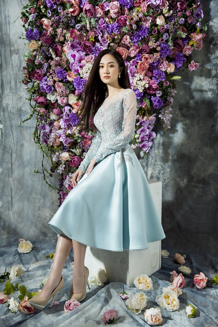 
Nền nã và ngọt ngào chính là những tính từ dành cho chiếc váy này cộng với nhan sắc của Jun Vũ thì quả là biết cách làm "tan chảy" ánh nhìn với bất kì ai chiêm ngưỡng.