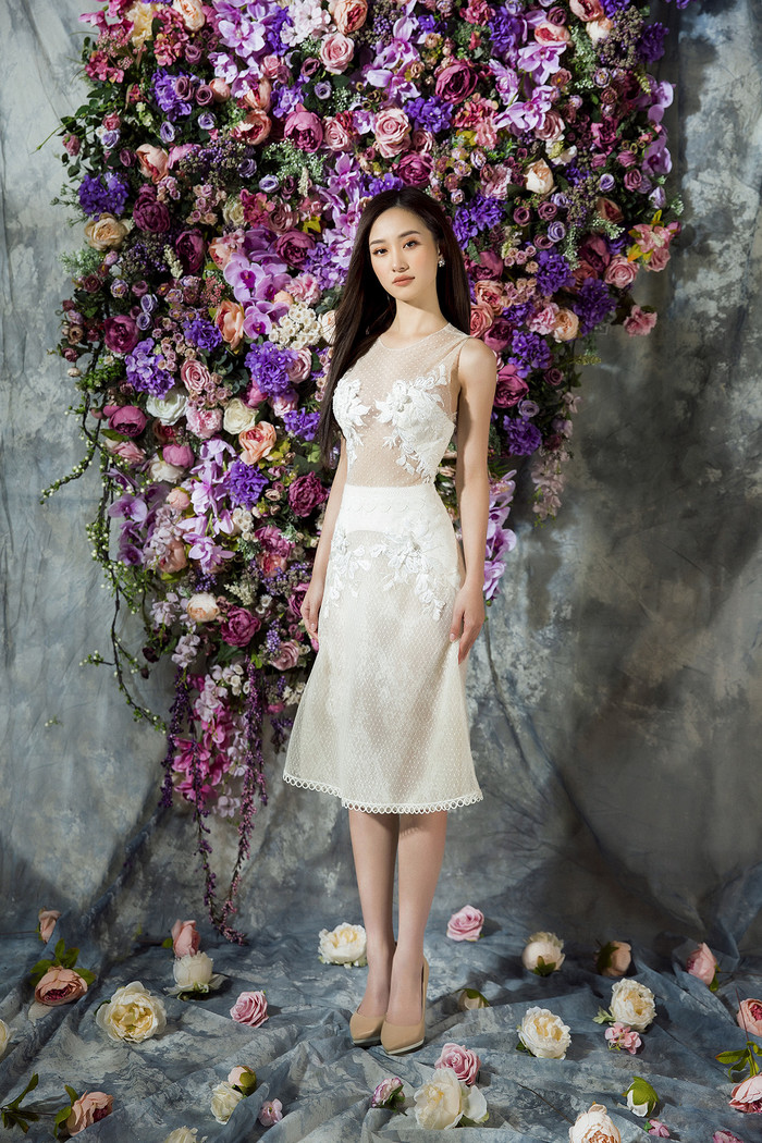 
Jun Vũ như trông thanh thoát, dịu dàng hơn với chiếc váy thiết kế vải trắng mờ khá thú vị đặc biệt là cách phối họa tiết ren tạo phần tinh tế cho bộ cánh.
