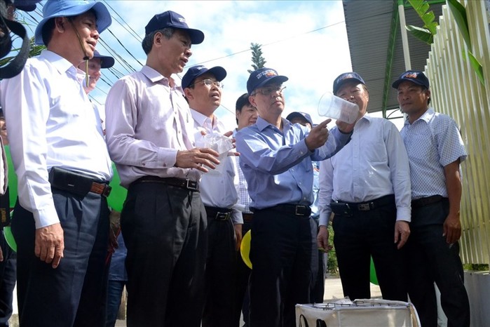 
Đại diện các đơn vị liên quan tiến hành thả muỗi tại thôn Võ Tánh 1, xã Lương Sơn, TP. Nha Trang, tỉnh Khánh Hòa. Ảnh: Châu Tường