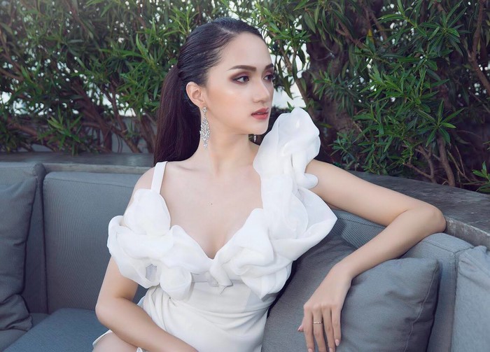 
Trong bộ váy trắng trong sáng tựa thiên thần của NTK Lê Ngọc Lâm, Hương Giang Idol như một nàng tiên với vẻ đẹp thuần khiết.