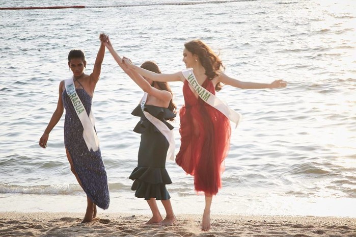 
Vì cảnh hoàng hôn trên bãi biển quá đẹp nên các cô nàng thí sinh Hoa hậu Chuyển giới Quốc tế cũng tranh thủ nô đùa cùng nhau và ghi lại khoảnh khắc đáng nhớ này.
