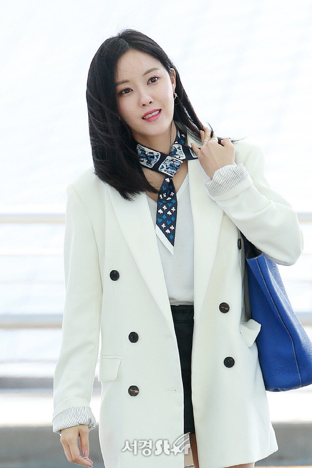 
Chiếc áo khoác trắng càng tôn thêm nước da của Hyomin.