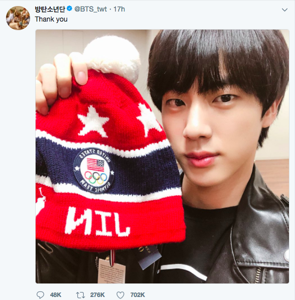 
Jin đã chụp ảnh với chiếc nón của mình và gửi lời cảm ơn đến cặp đôi Maia và Alex Shibutani. 
