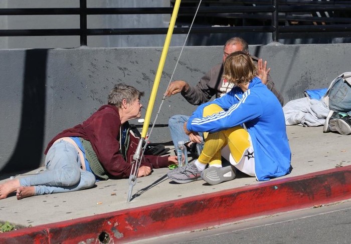 
Justin Bieber ngồi bên lề đường và trò chuyện cùng những người vô gia cư.