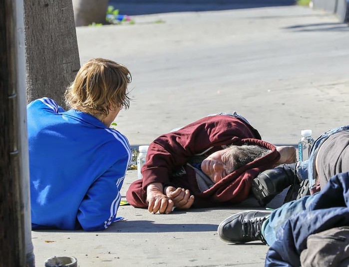 Siêu sao của thế giới nhưng Justin Bieber vẫn ngồi lề đường, trò chuyện gần gũi cùng người vô gia cư