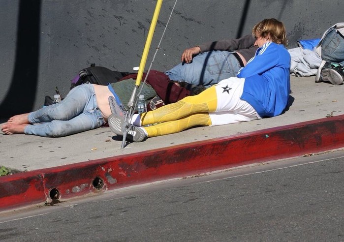 Siêu sao của thế giới nhưng Justin Bieber vẫn ngồi lề đường, trò chuyện gần gũi cùng người vô gia cư