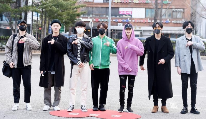 
Cả nhóm GOT7 khá bí ẩn khi nhiều thành viên đeo khẩu trang che mặt.