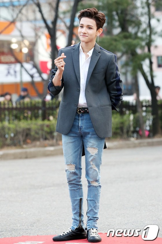 “Center quốc dân” Daniel, mỹ nam thế hệ mới Taeyong cũng không đọ lại khí chất của 2 “ông chú” TVXQ