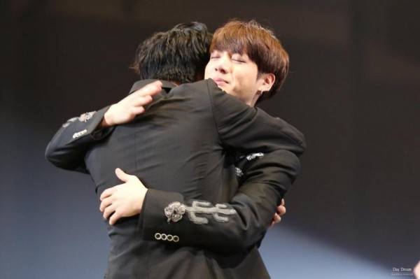 
Cái ôm ấm áp Yugyeom dành cho Jungkook tại MAMA 2016 khi kết thúc lễ trao giải khi Jungkook không thể ngừng xúc động trước giải Daesang đầu tiên của nhóm.