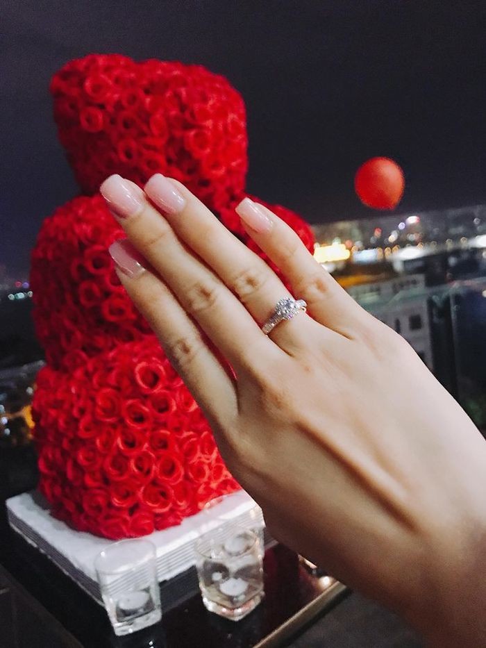 
Trước đó, trong dịp cầu hôn bạn gái, Khắc Việt cũng tặng chiếc nhẫn kim cương có giá trị. - Tin sao Viet - Tin tuc sao Viet - Scandal sao Viet - Tin tuc cua Sao - Tin cua Sao