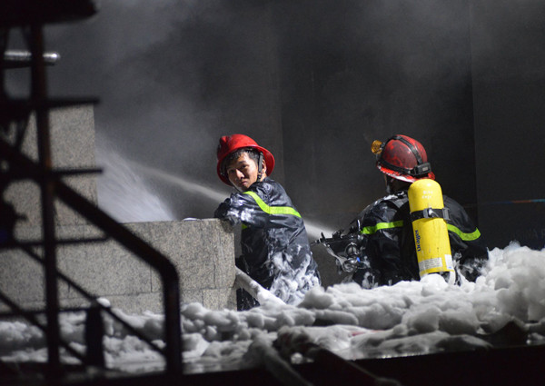 
Các đồng chí lính cứu hỏa làm việc cật lực để dập cháy và cứu nạn nhân. Ảnh: Vnexpress