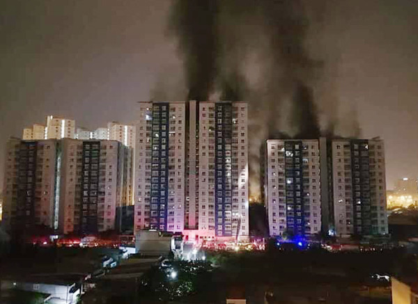 
Khoảnh khắc toà nhà bắt đầu bốc cháy. Ảnh: FB Tạ Quang Huân