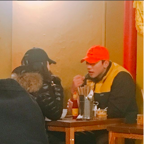 
Hình ảnh cặp đôi đi ăn cùng nhau đầy ngọt ngào gần đây tại một nhà hàng Việt.