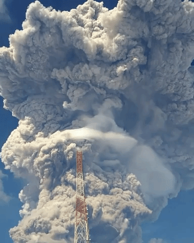 
Đây là cột khói bụi tung cao đến 70km lên không trung sau khi một núi lửa phun trào tại Indonesia. Thật may mắn là chúng ta không phải trực tiếp chứng kiến cảnh tượng này.
