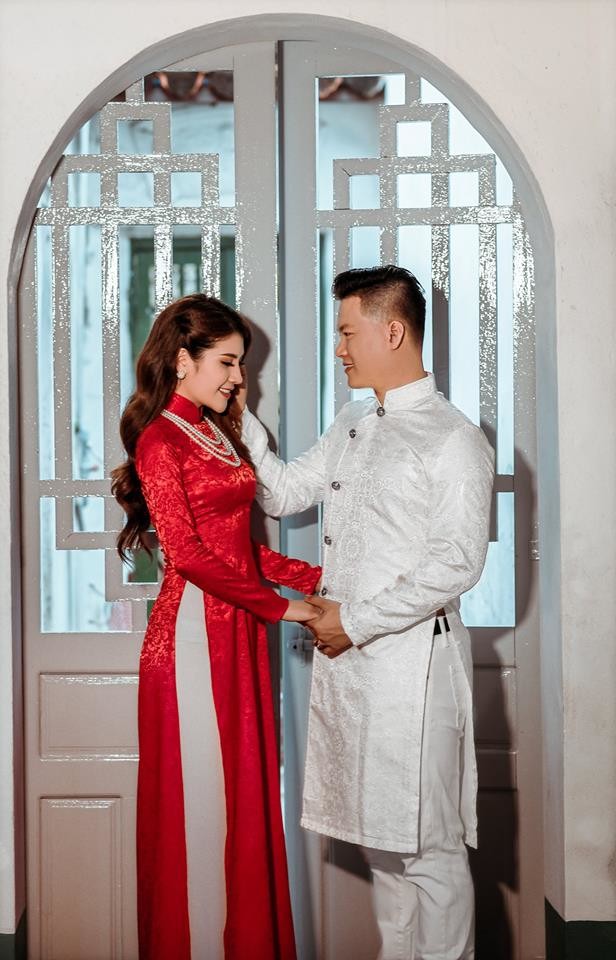 
Tố Ny và chồng tương lai còn diện cả trang phục truyền thống trong bộ ảnh cưới. - Tin sao Viet - Tin tuc sao Viet - Scandal sao Viet - Tin tuc cua Sao - Tin cua Sao