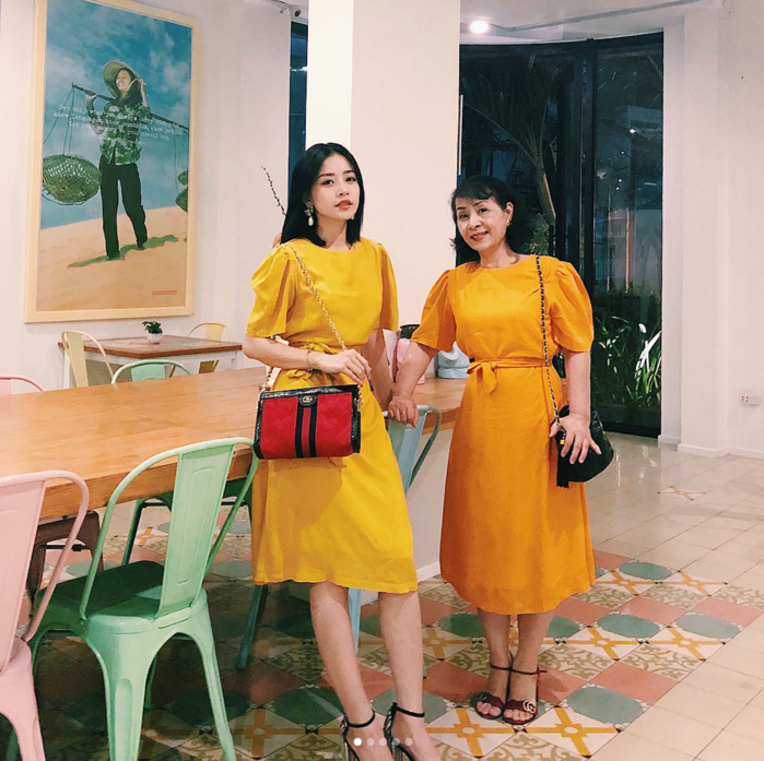 
Kỷ niệm ngày 8/3, Chi Pu diện đồ đôi cùng với mẹ mình trong trang phục màu vàng ươm đáng yêu hơn hình ảnh mà nữ ca sĩ đang theo đuổi. 