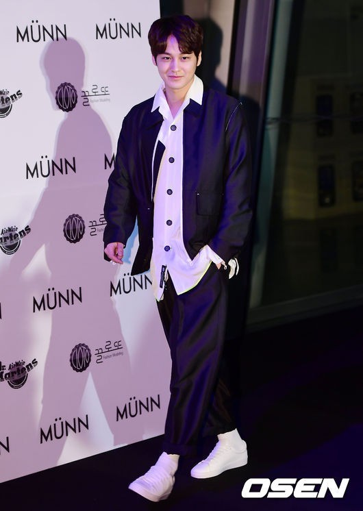 
Và Kim Bum là sao nam hiếm hoi xuất hiện tại Seoul Fashion Week 2018.