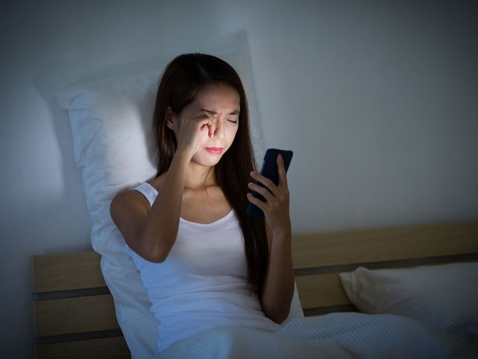 Bắt buộc phải dùng điện thoại trước khi ngủ thì nhất định phải nhớ làm theo những lưu ý này